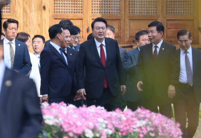 윤석열 대통령이 31일 국회에서 김진표 국회의장 주최로 열린 상임위원장단 및 여야 원내대표와의 오찬을 마친 뒤 사랑재를 나서고 있다. 연합뉴스