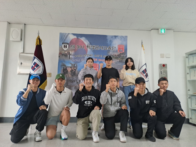 육군3사관학교 생도 편입 시험 합격생들이 파이팅을 외치고 있다. 경북전문대 제공