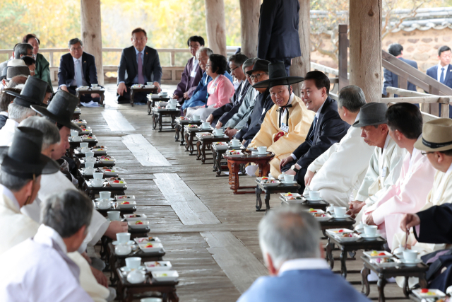 윤석열 대통령이 27일 오후 경북 안동 병산서원 누각 만대루에서 유림간담회를 주재하고 있다. 연합뉴스