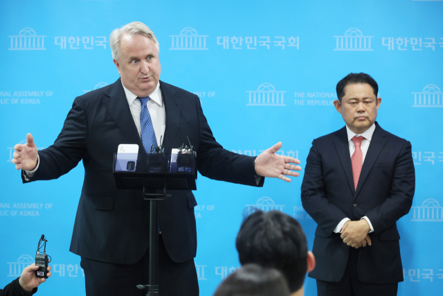 국민의힘 인요한 혁신위원장이 26일 국회 소통관에서 기자회견을 열고 혁신위원 인선 배경을 밝힌 뒤 백브리핑을 하고 있다. 오른쪽은 정해용 혁신위원. 연합뉴스