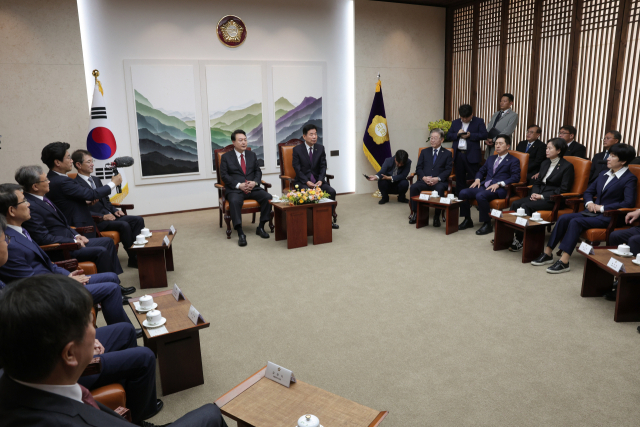 2024년도 예산안 및 기금운용계획안 대통령 시정연설을 위해 국회를 찾은 윤석열 대통령이 31일 국회 의장실에서 열린 국회 의장단, 여야대표, 5부요인과의 사전 환담에 참석하고 있다. 이날 사전환담에는 김진표 국회의장, 국민의힘 김기현 대표, 더불어민주당 이재명 대표, 안철상 대법원장 권한대행 등이 참석했다. 연합뉴스