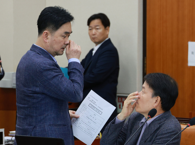10일 국회에서 열린 과학기술정보방송통신위원회 국정감사에서 여야 간사인 윤한홍 의원과 김종민 의원이 이야기를 나누고 있다. 연합뉴스