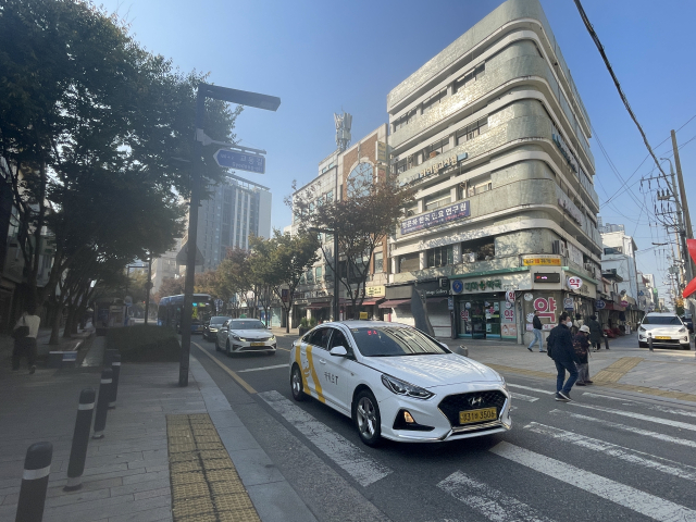 1일 오전 9시쯤 대구 중구의 대중교통전용도로에서 횡단보도를 건너는 행인 사이로 택시가 지나가고 있다. 대중교통전용지구 일부 구간이 해제돼 일반 차량도 이용할 수 있게 되면서 이날 신호등이 없는 횡단보도를 지나는 행인과 택시들이 뒤엉키는 위험천만한 상황도 연출됐다. 한소연 기자