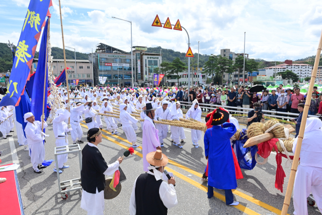 청량문화제 행사에서 삼계줄다리기 보존회원들이 재현 행사가 펼치고 있다. 봉화군 제공