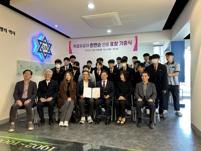 지난달 30일 오전 신명고등학교 3·1운동 역사관에서 제3회 졸업생인 독립운동가 한연순 선생의 독립유공자 대통령 표창장 기증식이 개최됐다. 대구시교육청 제공