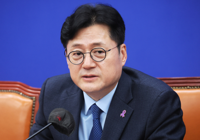 더불어민주당 홍익표 원내대표가 지난달 31일 국회에서 시정연설 및 간담회 관련 백브리핑을 하고 있다. 연합뉴스