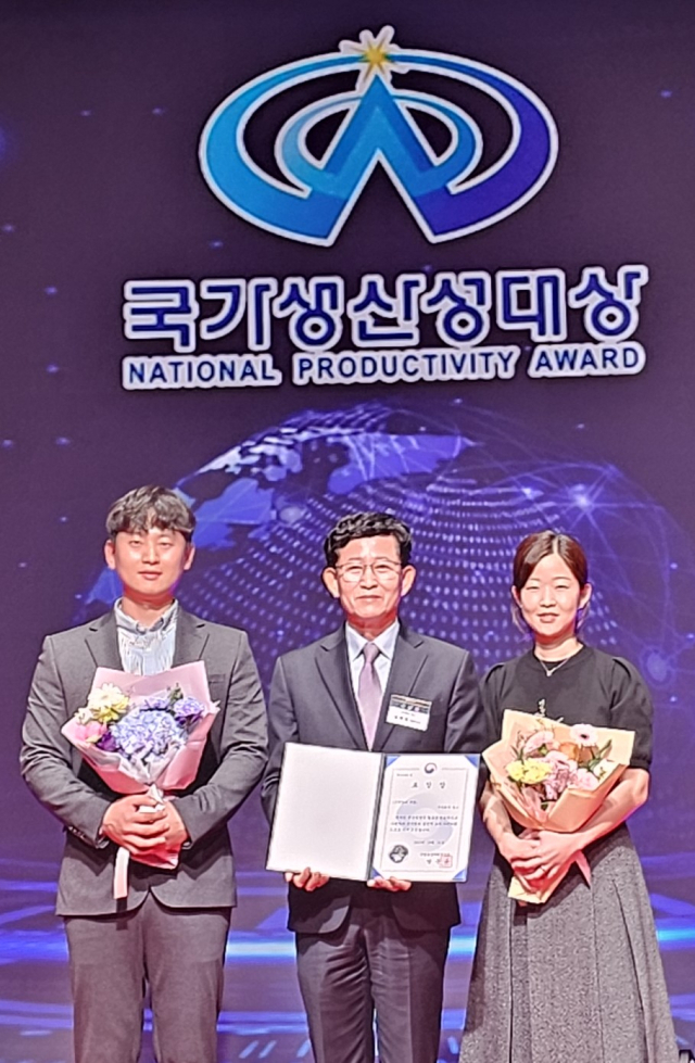 성주군 농기계 전문 생산업체 ㈜불스가 국가생산성대회 고객만족 부문 대상을 수상했다. 가운데가 남영조 ㈜불스 대표. ㈜불스 제공