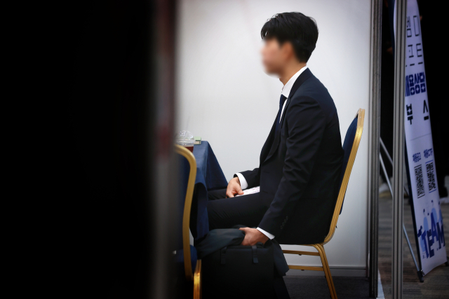 1일 서울 강남구 과학기술컨벤션센터에서 열린 2023 하반기 정보보호 취업박람회에서 구직자가 면접을 보고 있다. 연합뉴스