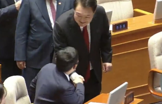 윤석열 대통령이 국회 시정연설을 마친 후 김용민 더불어민주당 의원과 악수하는 모습. 국회방송