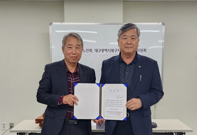 하정용(오른쪽) 현 회장이 