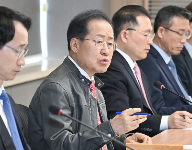 홍준표 대구시장이 1일 시청 산격청사에서 열린 간부회의에서 대구경북신공항 화물터미널 문제의 조속한 마무리를 강조하고 있다. 대구시 제공.