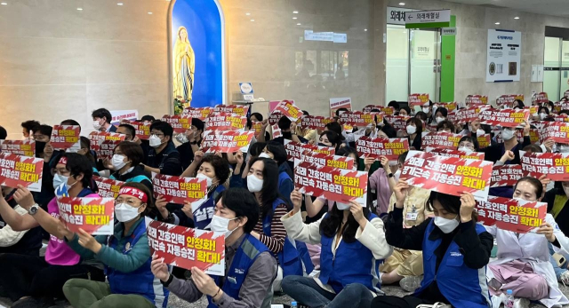 대구가톨릭대의료원 노조가 지난 1일 병원 로비에 모여 실질 임금 인상과 2023년 보충협약 요구안 쟁취를 위한 결의대회를 열었다. 대구가톨릭대의료원 노조 제공