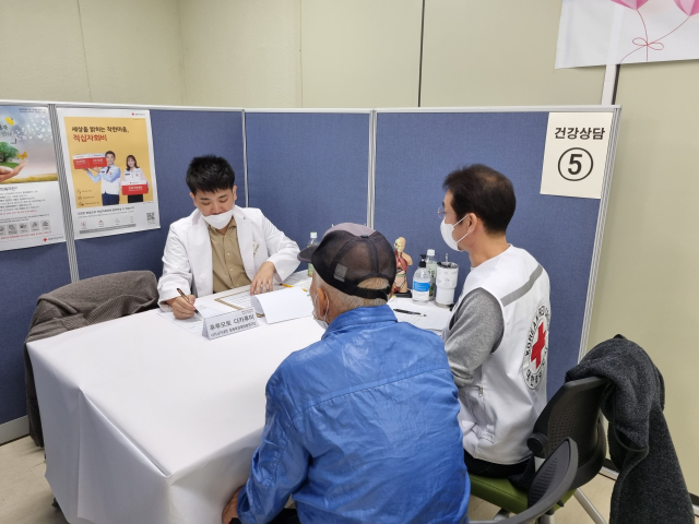 1일 오후 대구 반월당역 교육장, 일본적십자사 나가사키원폭병원과 나가사키대학 병원에서 차출된 피폭 전문 의료진이 대구경북 원폭피해자들을 진찰하고 있다. 김유진 기자