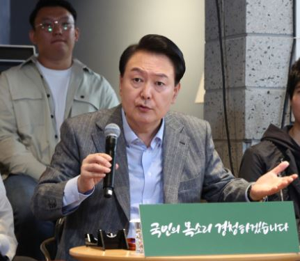 윤석열 대통령이 1일 서울 마포구 한 카페에서 주부, 회사원, 소상공인 등 이 참석한 가운데 열린 제21차 비상경제민생회의에서 인사말을 하고 있다. 연합뉴스