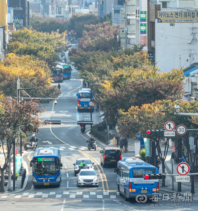 대구 중구 동성로 일대를 오가는 시내버스와 차량들. 매일신문DB