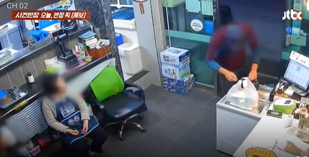 배달 기사인 척 식당에 들어와 준비된 배달 음식을 훔쳐 가는 배달 사기가 잇따르고 있다. JTBC 사건반장 갈무리
