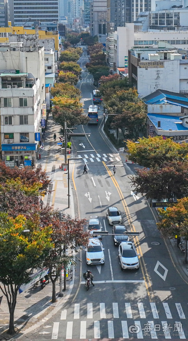 대구 중구 대중교통전용지구 일부 거리가 해제되면서 일반 차량의 통행이 허용된 이달 1일 승용차들이 신호를 대기하고 있다. 매일신문DB