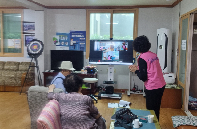경주지역 한 경로당에서 경로당 간 화상대화를 진행하고 있다. 경주시 제공
