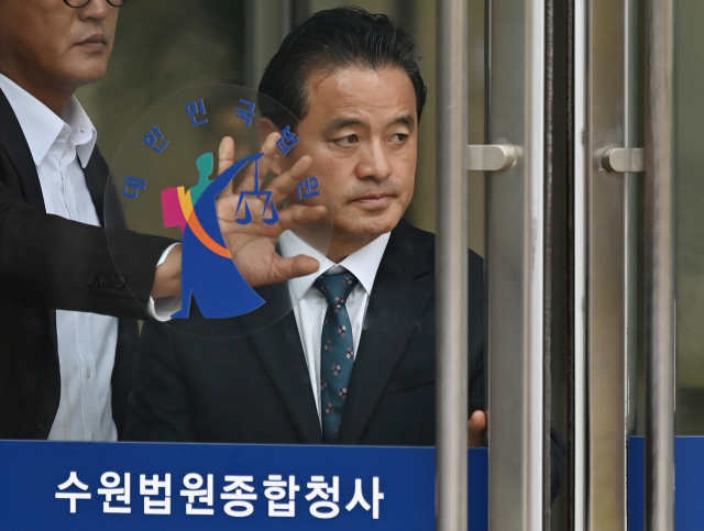 공직선거법 위반 혐의로 1심에서 징역 4월에 집행유예 2년을 선고받은 더불어민주당 임종성 의원이 1일 오후 경기도 수원시 영통구 수원고등법원에서 열린 항소심 선고공판을 마치고 나오고 있다.연합뉴스