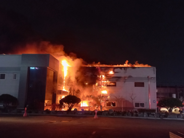 지난 1일 오후 6시 52분쯤 경북 구미시 공단동 납축전지 금형 공장에서 불이 났다. 경북소방본부 제공