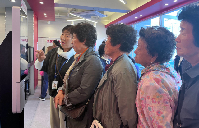 안동시가 운영하는 한글배달교실에서 디지털 문해교육에 참여한 어르신들이 햄버거 키오스크 주문 체험에 나서고 있다. 안동시 제공