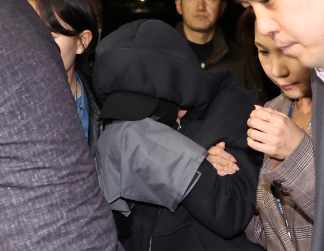 사기·사기미수 혐의로 체포된 전청조 씨가 31일 오후 서울 송파경찰서로 압송되고 있다. 이날 서울동부지법은 전 여자 펜싱 국가대표 남현희 씨 재혼 상대로 알려진 전씨에 대해 