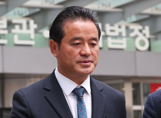 공직선거법 위반 혐의로 1심에서 징역 4월에 집행유예 2년을 선고받은 더불어민주당 임종성 의원이 1일 오후 경기도 수원시 영통구 수원고등법원에서 열린 항소심 선고공판을 마치고 나오고 있다. 수원고법 형사3-1부는 1일 임 의원의 공직선거법 위반 혐의 항소심 선고 공판에서 임 의원이 양형 부당 등을 이유로 제기한 항소를 기각했다. 연합뉴스