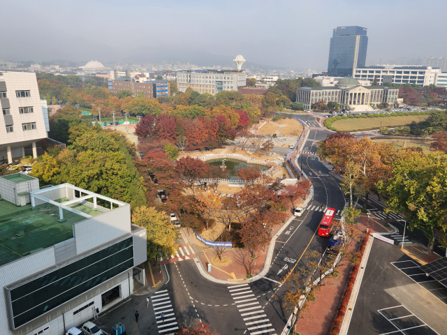 경북대의 상징조형물 중 하나인 일청담과 주변 경관이 새롭게 바뀐다. 사진은 공사 막바지에 이른 일청담 주변 풍경. 경북대 제공