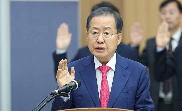 홍준표 대구시장이 23일 대구시청 산격청사에서 열린 국회 행정안전위원회의 대구시에 대한 국정감사에서 선서하고 있다. 연합뉴스