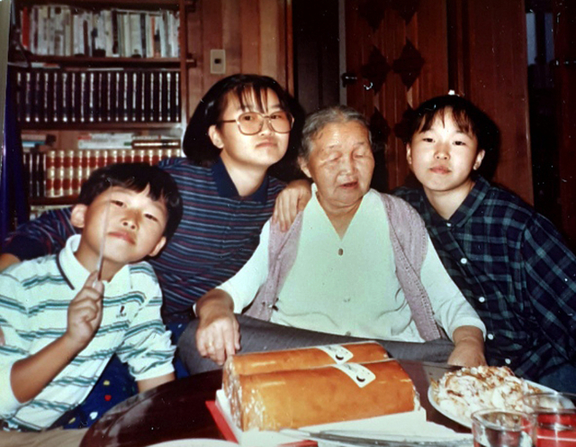윤중리 씨의 어머니 고 김서운(사진 오른쪽 두 번째) 씨가 손자손녀들에 둘러싸여 즐거워하던 한 때를 촬영한 사진. 윤중리 씨 제공.