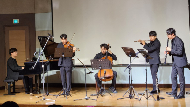 1일 경상북도교육청정보센터에서 열린 미래교육 학부모 아카데미 경산권역 워크숍에서 앙상블 노이슈타트가 연주하는 모습. 경상북도교육청정보센터 제공
