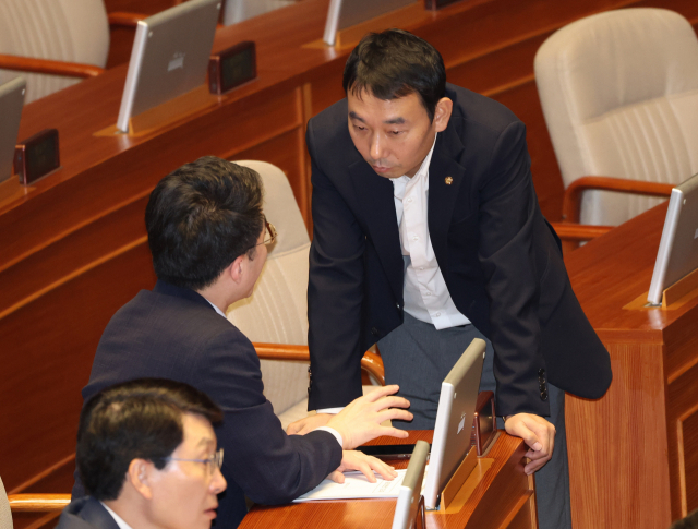 국회 본회의장에서 김용민 더불어민주당 의원이 김남국 의원과 대화하는 모습. 연합뉴스