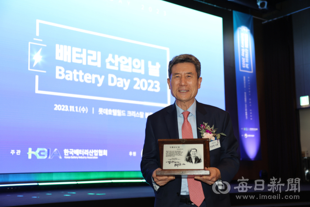 이강덕 포항시장이 한국 2차전지산업 발전에 기여한 공로로 배터리협회장의 공로상을 수상한 후 기념촬영을 하고 있다. 포항시 제공