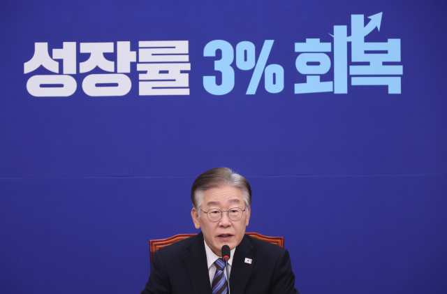 이재명 더불어민주당 대표가 2일 국회에서 민생경제 기자회견을 하고 있다. 연합뉴스