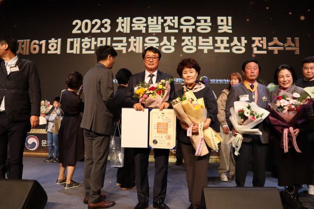 오종환 김천시 배드민턴단 단장이 대한민국체육훈장 백마장을 수상했다. 김천시체육회 제공