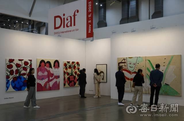 2일 대구 엑스코에서 개막한 대구국제아트페어(Diaf)를 찾은 관람객들이 작품을 감상하고 있다. 국내 3대 아트페어의 하나로 꼽히는 디아프에는 6개 나라 116개 갤러리가 참여해 작품 4천500여 점을 5일까지 선보인다. 우태욱 기자 woo@imaeil.com