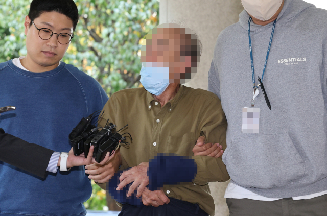 용산 대통령실 외곽 근무 중이던 경찰관 2명을 찌른 혐의(특수공무집행방해치상)를 받는 70대 남성 박모 씨가 2일 오전 서울 마포구 서울서부지방법원에서 열린 구속영장실질심사에 출석하고 있다. 연합뉴스