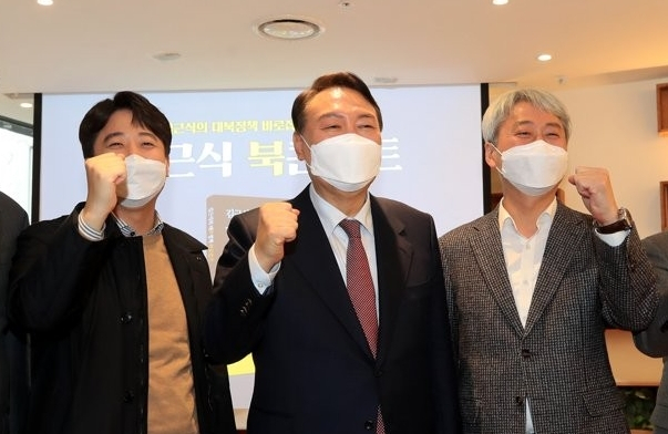 한땐 이랬다. 대선 시기였던 2022년 2월 9일 서울 여의도 한 카페에서 열린 김근식 국민의힘 송파병 당협위원장(오른쪽)의 대북정책 관련 북콘서트에 참석한 이준석 당시 국민의힘 대표(왼쪽)와 윤석열 당시 대선 후보(중간). 연합뉴스