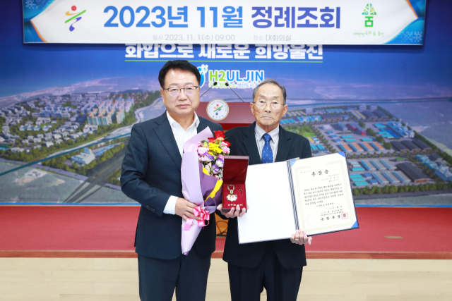 6·25 무공훈장을 전수 받은 고(故) 김영노 일병 유족 김용선(오른쪽) 씨. 울진군 제공