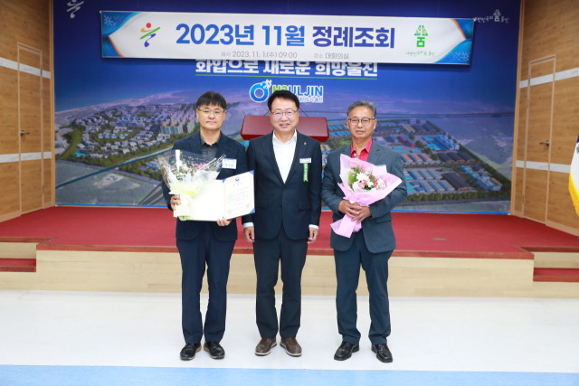 울진 바지게시장 상인회가 중소벤처기업부 장관 표창을 받았다. 울진군 제공