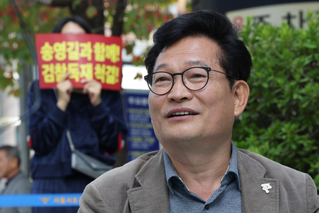2021년 더불어민주당 전당대회 돈봉투 의혹을 받는 송영길 전 대표가 11일 오전 서울 서초구 중앙지검 앞에서 검찰 규탄 농성을 하던 도중 지지자의 질문에 답하고 있다. 연합뉴스