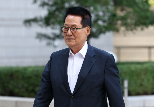 박지원 전 국정원장이 3일 오전 서초구 서울중앙지방법원에서 열린 서해 공무원 피격 사건 관련 속행 공판에 출석하고 있다. 연합뉴스