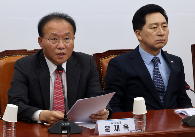 국민의힘 윤재옥 원내대표가 2일 국회에서 최고위원회의를 하고 있다. 연합뉴스