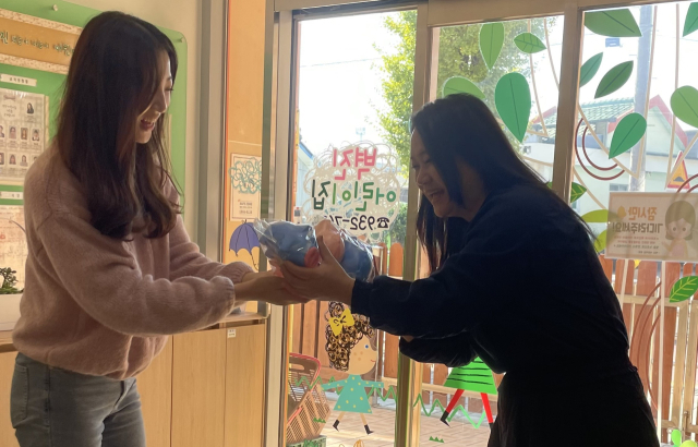 성주군 관계자가 공립 벽진어린이집에 