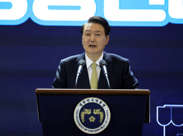 윤석열 대통령이 3일 경기도 고양시 킨텍스에서 열린 2023 대한민국 소상공인대회 개막식에서 격려사를 하고 있다. 연합뉴스