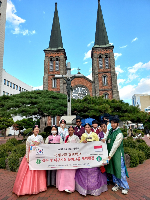 성주 명인고의 인도네시아 협력학교 관계자들이 문화교류 체험을 위해 한복을 입고 대구 계산성당을 방문했다. 명인고 제공