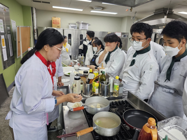 명인고 관계자가 인도네시아 협력학교 관계자를 상대로 실습 수업을 진행하고 있다. 명인고 제공