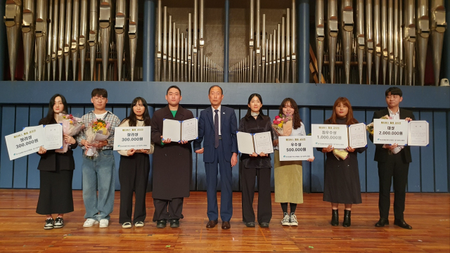 서준기 한국장애인복지관협회 대구광역시협회장(사진 왼쪽에서 다섯번째)와 메타버스 활용 공모전 수상자들. 한국장애인복지관협회 대구광역시협회 제공.