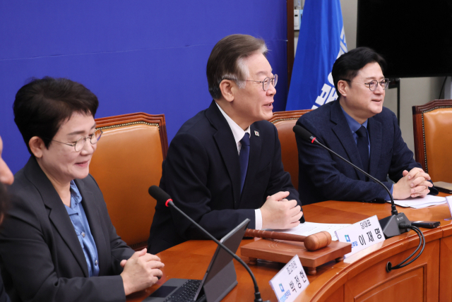더불어민주당 이재명 대표가 3일 국회에서 열린 최고위원회의에서 이날 회의에 처음으로 참석한 박정현 최고위원을 소개하고 있다. 연합뉴스