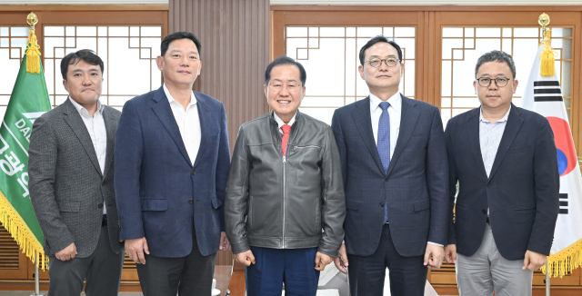 홍준표 대구시장은 3일 시청 산격청사에서 김완표 삼성글로벌리서치 사장과 만나 대구경북신공항 사업 SPC 참여를 요청했다. 사진 왼쪽부터 이종용 삼성카드 부장, 최승훈 삼성전자 부사장, 홍준표 대구시장, 김완표 삼성글로벌리서치 사장, 민병석 삼성글로벌리서치 상무. 대구시 제공.